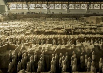 Camponeses fazem descoberta surpreendente de exército com milhares de guerreiros debaixo da terra