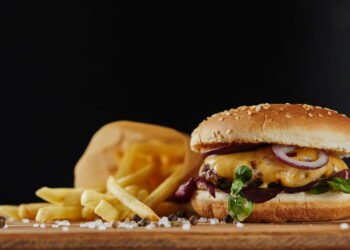 Conheça o segredo por trás dos lanches enormes em propagandas de fast food