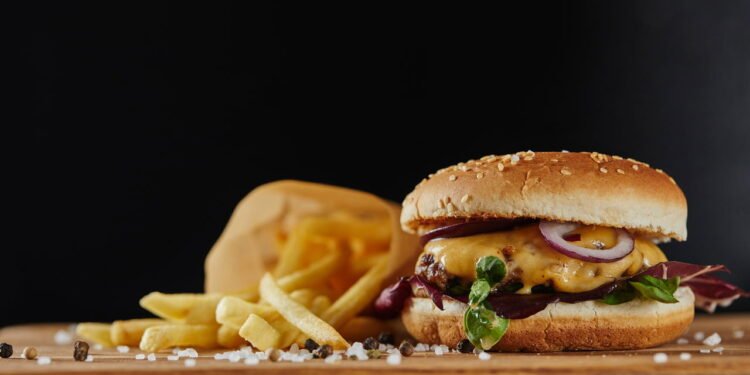 Conheça o segredo por trás dos lanches enormes em propagandas de fast food