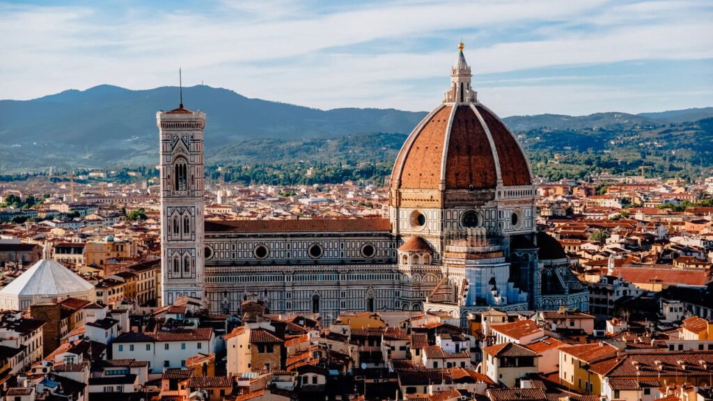 A cidade que desativou as ruas para carros e está atraindo cada vez mais turistas apaixonados por arte