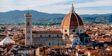 A cidade que desativou as ruas para carros e está atraindo cada vez mais turistas apaixonados por arte