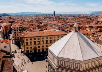 A cidade que desativou as ruas para carros e está atraindo cada vez mais turistas apaixonados por arte