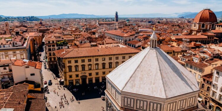 A cidade que desativou as ruas para carros e está atraindo cada vez mais turistas apaixonados por arte