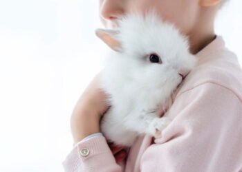 O motivo mais estranho e adorável por trás da vontade de morder algo fofo