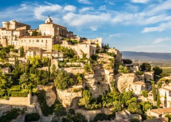 Uma vila francesa no meio das montanhas que parece cenário de filme e possui apenas 400 moradores