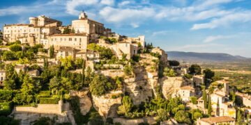 Uma vila francesa no meio das montanhas que parece cenário de filme e possui apenas 400 moradores