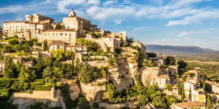 Uma vila francesa no meio das montanhas que parece cenário de filme e possui apenas 400 moradores