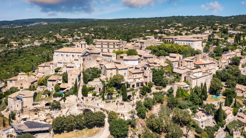Uma vila francesa no meio das montanhas que parece cenário de filme e possui apenas 400 moradores