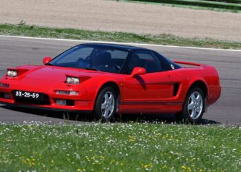Este carro japonês desafiou a Ferrari e virou lenda nas pistas e nas ruas com a ajuda de Ayrton Senna