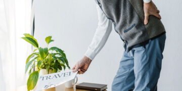 Por que as dores nas costas e joelhos aumentam após os 50