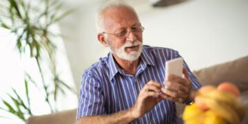 Programa gratuito ensina idosos a usar celular internet e redes sociais