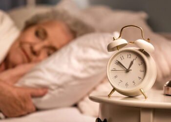 Especialistas revelam como melhorar o sono dos idosos com simples hábitos