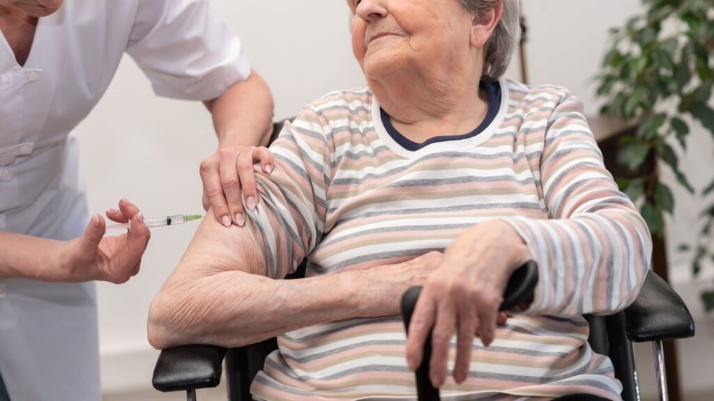 5 sinais perigosos da gripe em idosos que indicam risco de vida