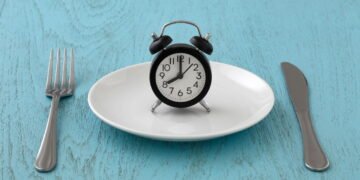 Você sabe o que é jejum intermitente? Conheça a estratégia alimentar que está ganhando espaço entre especialistas
