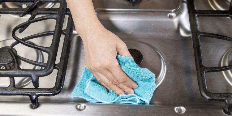 Nova técnica de limpeza caseira do fogão conquista quem ama praticidade e economia