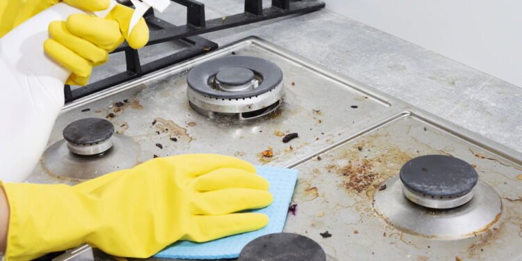 Nova técnica de limpeza caseira do fogão conquista quem ama praticidade e economia