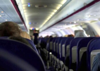 Com o avanço da tecnologia, o modo avião se tornou inútil ou ainda é algo indispensável?