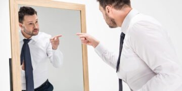 Por que tantas pessoas evitam espelhos? Entenda o que está por trás