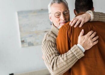 Pais que amam demais podem estar impedindo o crescimento dos filhos