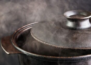 Por que colocar uma colher de pau sobre a panela evita que a água derrame?