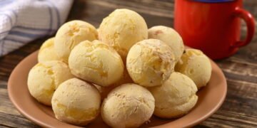 O pão de queijo foi salvo por acidente e virou paixão dos brasileiros