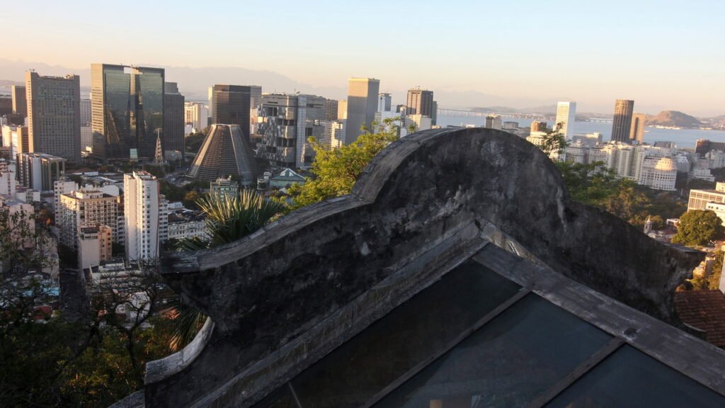 Passeio de bonde, arte e feijoada em um só lugar no coração do Rio