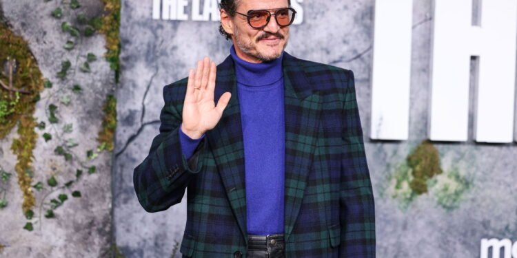 Pedro Pascal revelou seus livros favoritos e eles dizem mais sobre ele do que você imagina