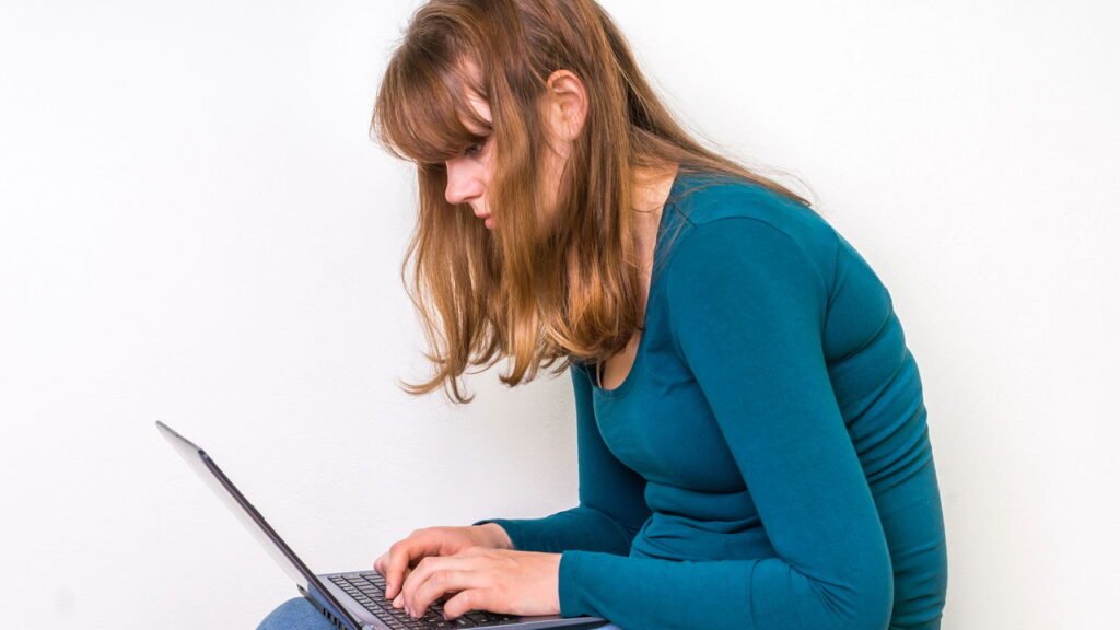 Saiba como corrigir sua postura em casa com apenas 3 exercícios por dia 