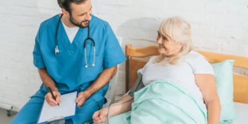 Cardiologista explica a maneira correta de medir a pressão alta em casa