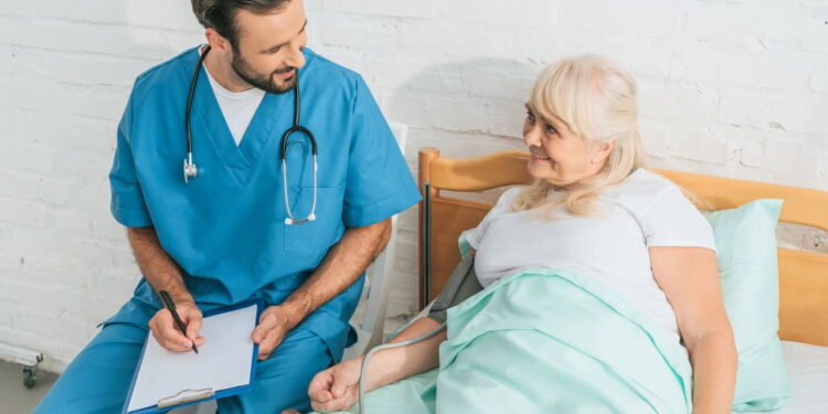 Cardiologista explica a maneira correta de medir a pressão alta em casa