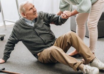 Práticas eficazes para reduzir quedas em idosos dentro de casa