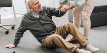 Práticas eficazes para reduzir quedas em idosos dentro de casa
