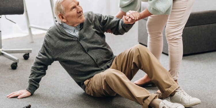 Práticas eficazes para reduzir quedas em idosos dentro de casa