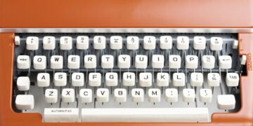 Você sabe por que as teclas não estão em ordem alfabética? Conheça a genialidade por trás do layout QWERTY