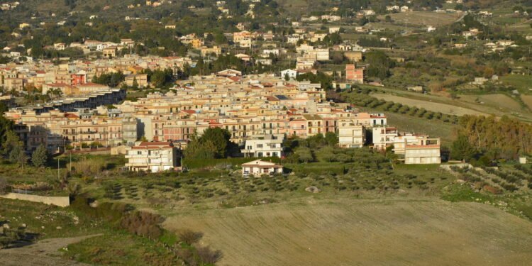 Casas sendo vendidas por apenas 1 euro? Conheça a iniciativa inusitada dessa cidade italiana