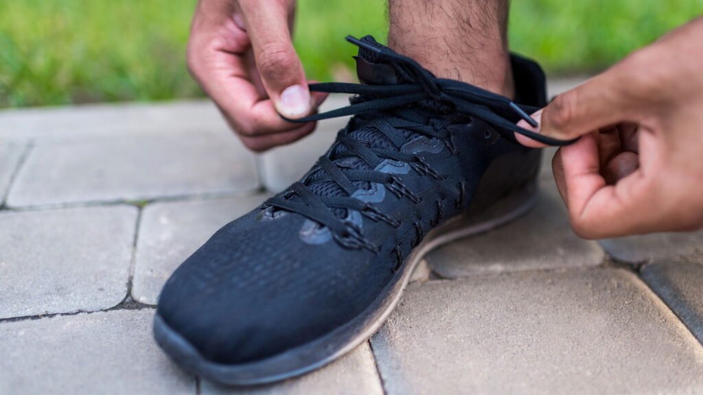 A melhor maneira de eliminar bactérias e mau cheiro dos sapatos naturalmente