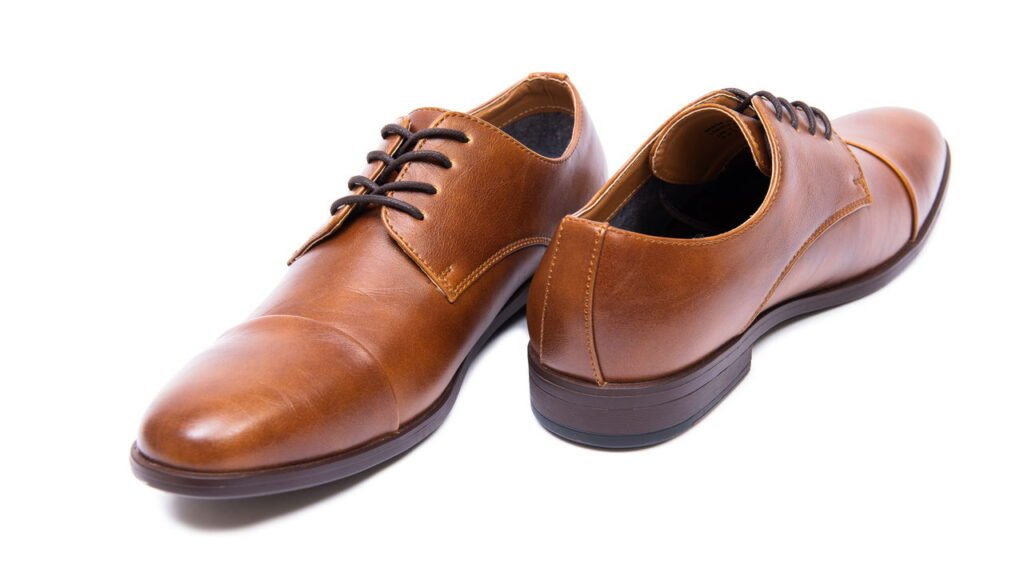 A melhor maneira de eliminar bactérias e mau cheiro dos sapatos naturalmente