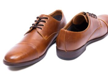 A melhor maneira de eliminar bactérias e mau cheiro dos sapatos naturalmente