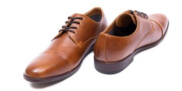 A melhor maneira de eliminar bactérias e mau cheiro dos sapatos naturalmente