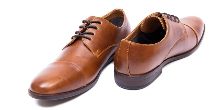 A melhor maneira de eliminar bactérias e mau cheiro dos sapatos naturalmente