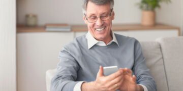 Tecnologia para idosos avança e transforma o dia a dia com praticidade e segurança