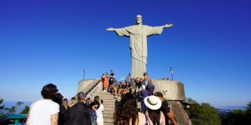 Brasil bate recorde histórico no turismo internacional em 2025