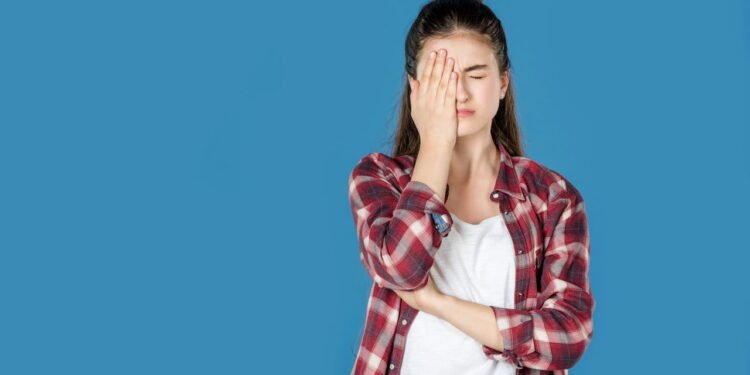 Você sente vergonha pelos outros? Entenda o que a psicologia fala sobre a vergonha alheia