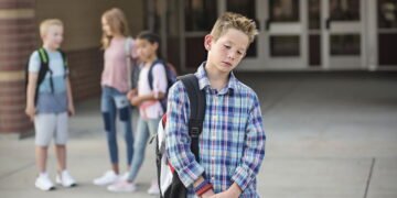 Você sente vergonha pelos outros? Entenda o que a psicologia fala sobre a vergonha alheia