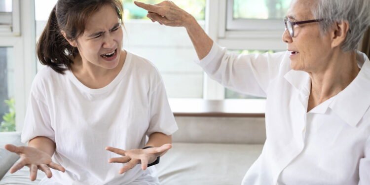 Idosos estão em perigo? Veja como reconhecer e denunciar abusos