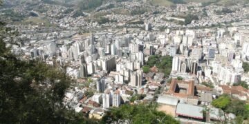 A cidade estratégica entre Rio e BH que está conquistando cada vez mais moradores