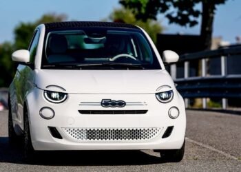 Fiat 500 está de volta ao mercado com versão híbrida, motor de Mobi e promete consumo acima de 18km/l