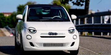 Fiat 500 está de volta ao mercado com versão híbrida, motor de Mobi e promete consumo acima de 18km/l