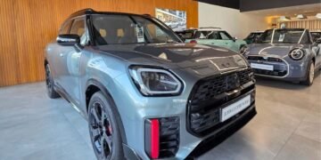 Com 317 cv, o novo Mini JCW ALL4 Exclusive acelera de 0 a 100 em 5,6 segundos e preço parte de R$ 370.990