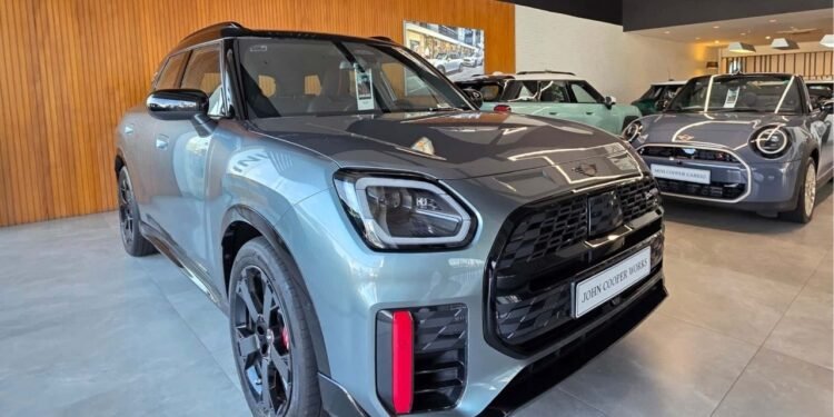 Com 317 cv, o novo Mini JCW ALL4 Exclusive acelera de 0 a 100 em 5,6 segundos e preço parte de R$ 370.990